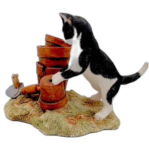 Figurine de chat noir et blanc vintage Sherratt et Simpson en polyrésine/résine avec souris et pots de plantes - Product Image 2
