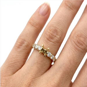 Vente en gros usine Bague de fiançailles semi-montée en or jaune 18 carats avec sertissage en canal et diamants latéraux ronds, 24h CAD, MOQ 1 pièce - Product Image 4