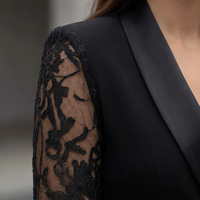 Robe moulante élégante en satin noir avec revers, décolleté plongeant, manches en dentelle et empiècements, longueur genou, tissée naturellement, pour femme, usage quotidien ou bureau, personnalisable OEM/ODM