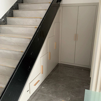 Escalier en bois L Escaliers droits Garde-corps en verre avec armoire de rangement Meuble à chaussures de salon sous les escaliers
