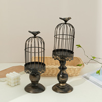 Chandelier en fer antique en forme de cage à oiseaux pour présentation en boutique vintage, cadeau de mariage