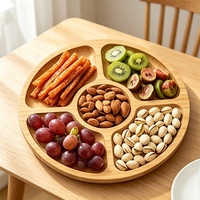 Ronde bamboe serveerschaal met 5 compartimenten, houten dienblad voor snacks, noten en fruit, geschikt voor hapjes en voedsel bij feestjes.