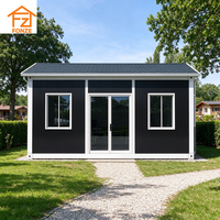 Maisons préfabriquées isolées, à installation rapide, avec de grandes fenêtres et des designs personnalisables.