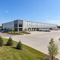 Centre de distribution logistique en acier, entrepôt industriel, bâtiment de stockage préfabriqué en structure métallique, quai de chargement