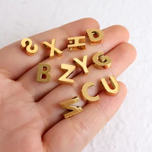 Breloques en or délicat 26 lettres en acier inoxydable, pendentif en or 18k pour collier, breloques en forme de lettres tendance, vente en gros