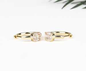 Pendientes de aro estilo bohemio, tipo huggie para cartílago, en oro y plata, con diamantes de talla brillante y corte cojín, delicados y pequeños, para compromiso y boda. - Product Image 2