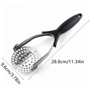 Triturador de patatas de acero inoxidable con mango negro, fácil de limpiar, herramienta de cocina versátil para ajo, batata, taro, comida para bebés - Product Image 4
