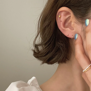 ROXI Pendientes Coreanos de Plata de Ley 925 Bañados en Oro de 18K con Hilo Envolvente y Diseño Redondo - Product Image 4