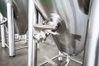 Tanque de Fermentación Cónico para Cerveza Artesanal, de Acero Inoxidable SUS304 de Grado Alimenticio, con Doble Pared, Tapa con Abertura Lateral y Sistema de Enfriamiento por Glicol