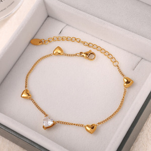 Conjunto de collar de acero inoxidable en forma de corazón, tono dorado con bisel de piedra blanca para mujer, regalo para ocasiones especiales - Product Image 3