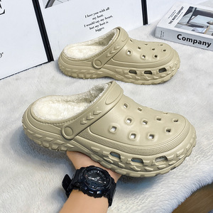 Chaussons d'hiver pour hommes Crocs doublés polaire, épais et chauds en EVA, rehaussants, antidérapants, à bout fermé pour l'extérieur - Product Image 1