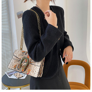 Venta caliente Nuevos bolsos de mujer de moda Patrón de lujo Bolsos de estilo fresco coloridos Bolso cruzado de hombro elegante - Product Image 5