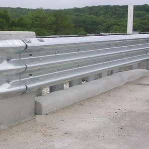 Barrera de protección contra choques de servicio pesado Sistemas DE SEGURIDAD Productos de acero Mayorista que ofrece barandilla de servicio pesado de chapa de acero - Product Image 1