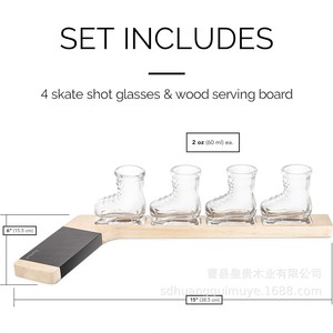 Ensemble de verres à shot en forme de patins à glace, lot de 4, avec plateau en bois et poignée en tableau noir pour servir les boissons lors de fêtes - Product Image 3
