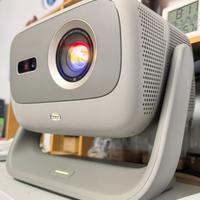 Système de projection laser 3 couleurs JMGO N1S 4K avec 1600 CVIA pour le home cinéma et la visionnage d'événements sportifs