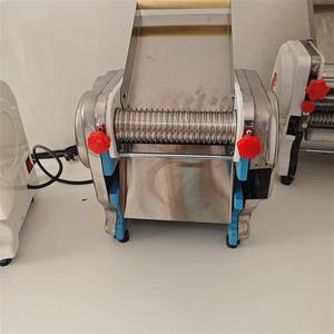 Petit rouleau manuel de coupe de chinchin à usage domestique Nouveaux petits pains faisant la machine pour la <span class=keywords><strong>boulangerie</strong></span> pour couper la farine - Product Image 6