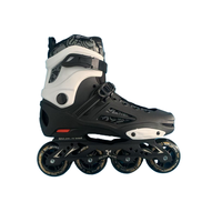 Patins à roulettes et chaussures à roulettes de qualité professionnelle pour adultes. Patins d'extérieur de haute qualité avec roues rapides pour une glisse confortable et rapide