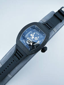 Un reloj de pulsera de alta gama ha debutado, creando un reloj mecánico de fibra de carbono cómodo y resistente a los golpes. - Product Image 2