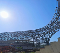 Structure en acier personnalisable pour gymnases, arènes sportives, salles et stades préfabriqués, à usage scolaire, public et commercial, au design moderne.