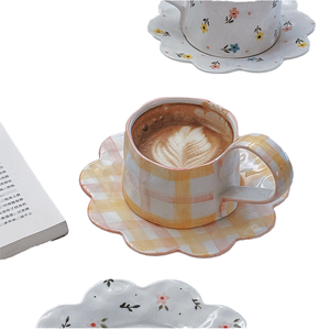 Atacado Bonito Mão Desenhada Xadrez Coração Caneca De Cerâmica Grande Orelha Irregular Copos De Café Criativos Placas De Sobremesa Design Minimalista - Product Image 2