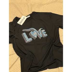 เสื้อยืดสีดำสำหรับผู้หญิงของอิโอริพร้อมลายพิมพ์รูปหัวใจประดับเพชร แขนเสื้อปกติ ผ้าฝ้ายเจอร์ซีย์ 100% ระบายอากาศได้ดี - Product Image 2