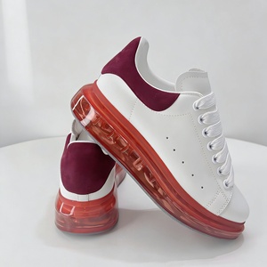 Chaussures de marche confortables de haute qualité à semelles épaisses. Design luxueux de talon en velours blanc et rouge. Chaussure décontractée à semelle épaisse et surélevée - Product Image 4