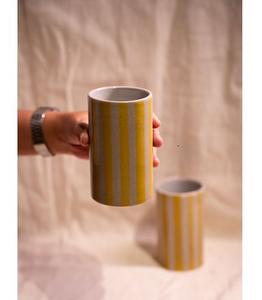 Vaso/Jarrón de Cerámica Hecho a Mano de Primera Calidad con Rayas Amarillas, Apto para Microondas y Horno - Product Image 1
