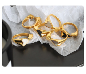 Bague double cœur en nacre blanche pour femme |   Acier inoxydable plaqué or 18K PVD |   Imperméable Hypoallergénique - Product Image 6