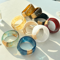 Bracelet jonc superposé créatif en résine acrylique et lucite dorée, style rétro artistique, design français 2026