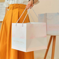 Grands sacs-cadeaux en papier à fond carré pour gâteaux de fleurs kraft de luxe personnalisés, poignées en ruban de coton, surface imprimée en plastique PP recyclable