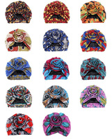 Bonnes affaires en ligne : Bonnets courts style africain doublés satin avec fleur – Grand stock disponible