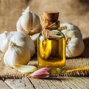 น้ำมันหอมระเหยกระเทียม (Allium Sativum) – บริสุทธิ์ 100% และเป็นธรรมชาติ กลั่นด้วยไอน้ำ |   น้ำมันหอมระเหยเข้มข้นสำหรับดูแลเส้นผมและผิวพรรณ - Product Image 1