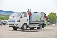 Camion à ordures à compression électrique Dongfeng 4 CBM, camion de compactage des déchets sanitaires municipaux