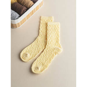 Calze da notte con stampa Pretzel a righe gialle Monfoot da donna in maglia morbida e traspirante lunghezza per tutto l'uso primaverile invernale - Product Image 1