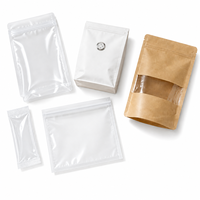 Sachet transparent personnalisé imprimé avec fermeture éclair, idéal pour le stockage de granulés, noix et aliments, avec soufflet de fond.