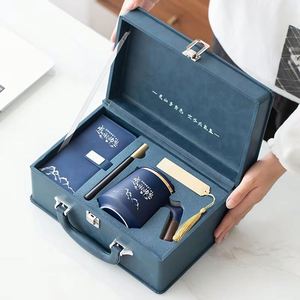 Ensemble cadeau d'affaires promotionnel exquis avec carnet, mug, marque-page et stylo – Articles souvenirs pour événements du Nouvel An - Product Image 2