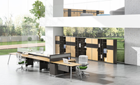 Armoire de classement modulaire en bois clair avec portes en verre trempé et étagères ouvertes pour espace de travail commercial