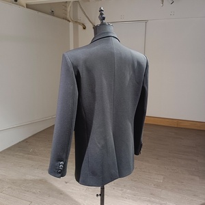 Cantidad mínima de pedido: 1 pieza |   Traje Negro con Cuello de Traje de Alta Costura Hecho a Mano con Diamantes, Estilo Francés de Liu Yuning - Product Image 4