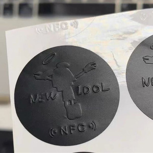 Bán buôn biểu tượng tùy chỉnh kết cấu giấy 3D dập nổi Debossed sang trọng màu đen bao bì giấy dính hình dạng khác nhau dán nhãn - Product Image 4