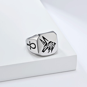 Bague vintage en acier titane, style vieilli, avec tête de chacal du dieu gardien Anubis de l'Égypte ancienne, bracelet unique et imposant du dieu de la mort. - Product Image 3