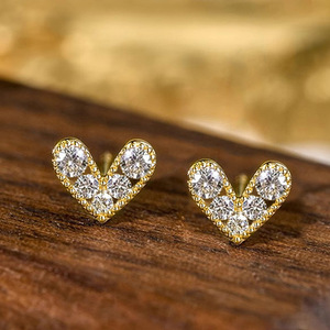 Petites boucles d'oreilles en forme de cœur pour femmes, design minimaliste pour le bureau et le quotidien - Product Image 4