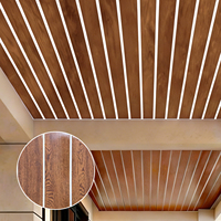 Panneaux de plafond en PVC Kejin Red Wood Grain 30 cm, design grain de bois rouge, imperméables et insonorisés, pour la rénovation d'hôtels