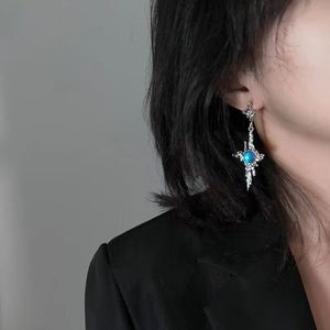 Boucles d'oreilles pendantes en métal liquide irrégulier avec croix et pierre de lune, tendance jeune fille, bijoux en gros - Product Image 4