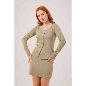 ชุดลำลองสองชิ้นสีกากีขายส่ง กระโปรงลายทางและเสื้อเชิ้ตติดกระดุม ดีไซน์เรียบง่าย ผ้าถัก เทคนิคการปัก - Product Image 4