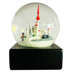 Passen Sie die ikonische Architektur der Stadt an Snow Globe Fügen Sie Schneeflocken und Pailletten hinzu, um Music Mas Water Globe abzuspielen - Product Image 1