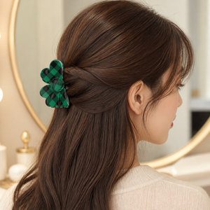 Pinzas para el pelo de mujer con diseño de flor a cuadros, estilo retro, verde y negro, de acrílico, con forma de trébol - Product Image 2
