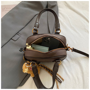 <span class=keywords><strong>Borsa</strong></span> nera versatile e alla moda <span class=keywords><strong>con</strong></span> graziosa decorazione a pendente a forma di <span class=keywords><strong>scimmietta</strong></span>. <span class=keywords><strong>Borsa</strong></span> a Tracolla dal Design Unico - Product Image 2