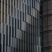 Volet vertical en alliage d'aluminium pour bâtiment commercial : ventilation, décoration, pare-soleil et économie d'énergie
