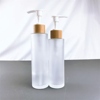 Botol semprot kaca kosmetik mewah, Set kemasan perawatan kulit kaca bening buram 20ml-150ml Logo kustom dengan tutup bambu kerah PP