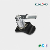Serrure à panneau encastré à action par compression avec plaques de fixation et joint d'étanchéité pour boîtier de distribution et boîtier de commutation